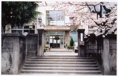 昭和40年代から変わらない正門