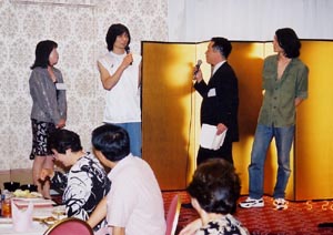 質問に答える由井克巳くん〔6-2〕と由井直喜くん〔6-4〕