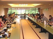 『第一部』大宴会場「鞍馬」 と 庭園にて記念撮影